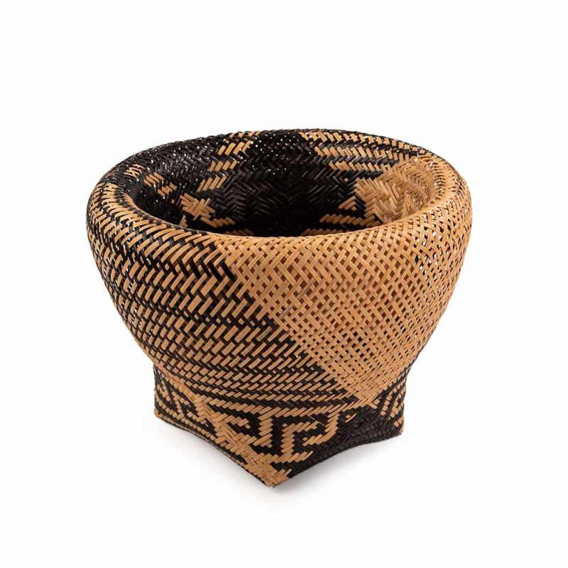 Canasto paja tetera lineas café negro
