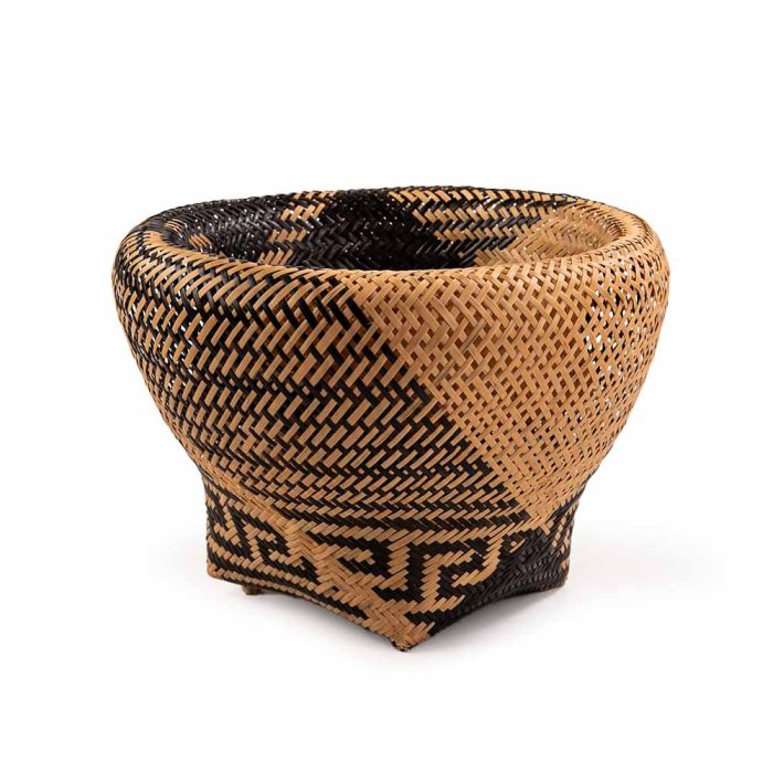 Canasto paja tetera lineas café negro